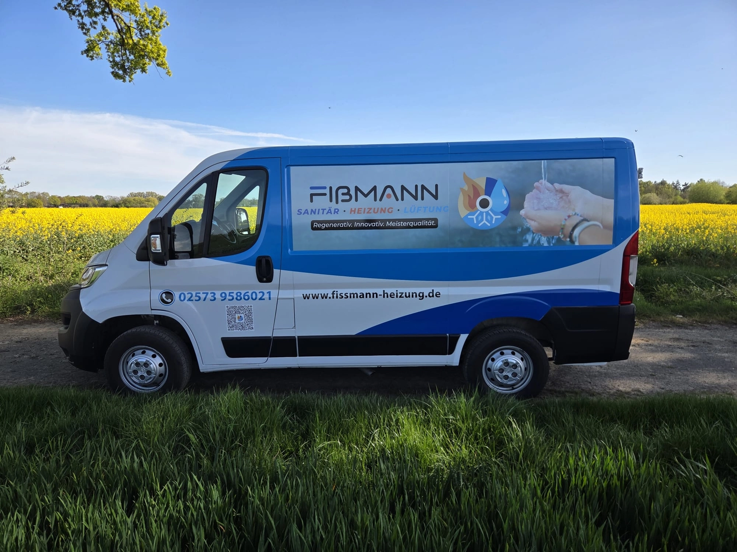 Fißmann - Heizung Sanitär Lüftung - Dies ist ein weißer Fiat Ducato Lieferwagen mit blauer und grauer Grafikfolierung für die Firma Fißmann.